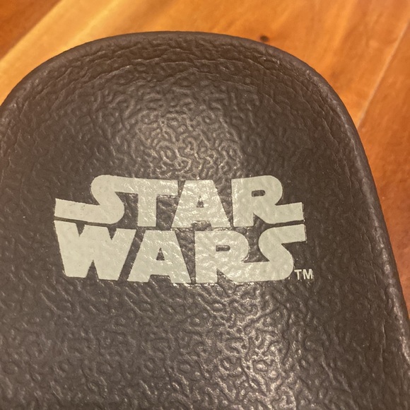 Boy’s Size 6/7 Grogu Star Wars Slides - Picture 3 of 5